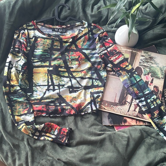 AKIRA Tops - AKIRA Vibrant Abstract Long Mesh Sleeve Top 🖤
